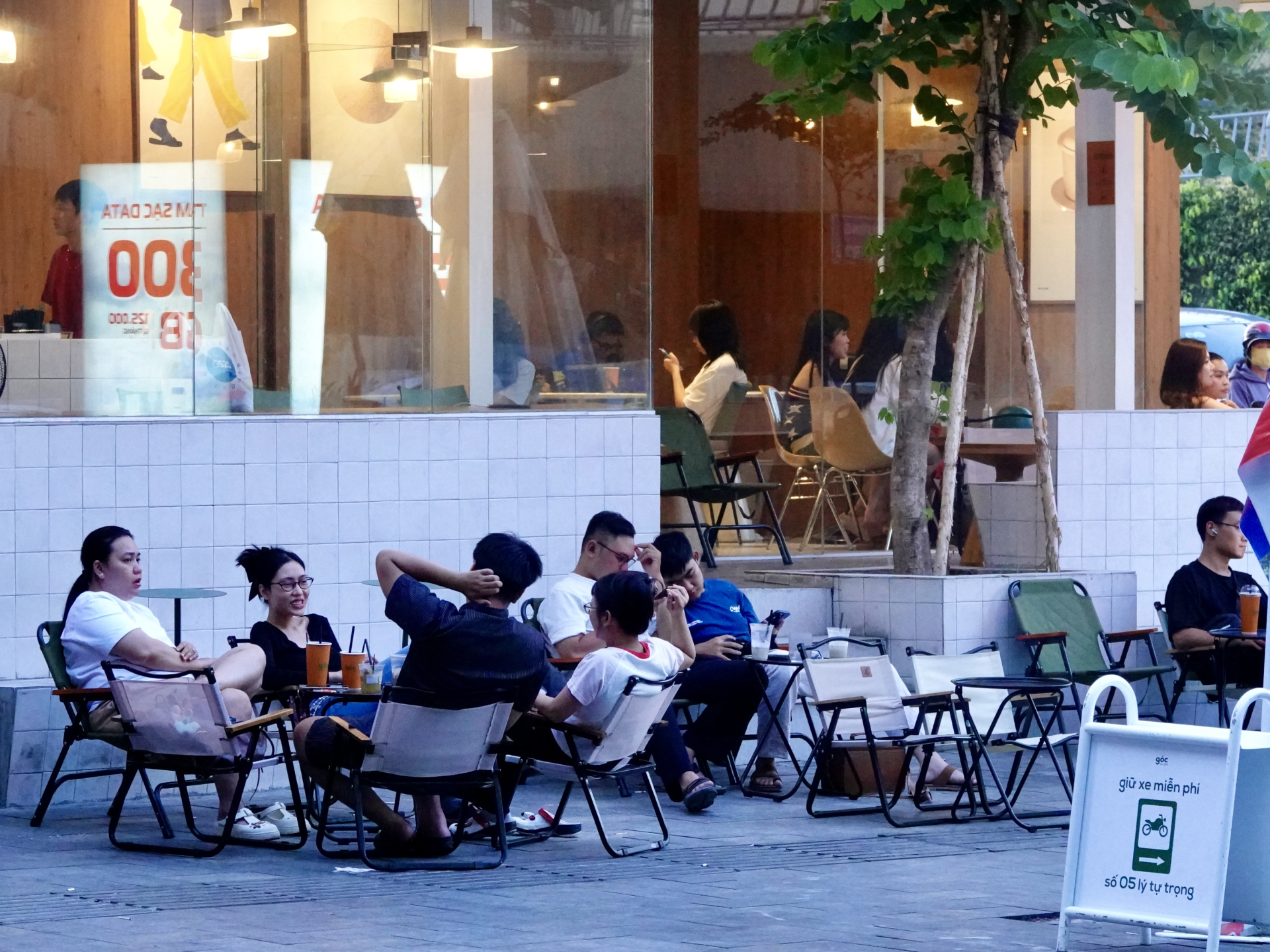 Ngày thứ 3 kỳ nghỉ lễ: Giới trẻ Sài Gòn đổ về bến Bạch Đằng, quán cà phê ven sông kín chỗ