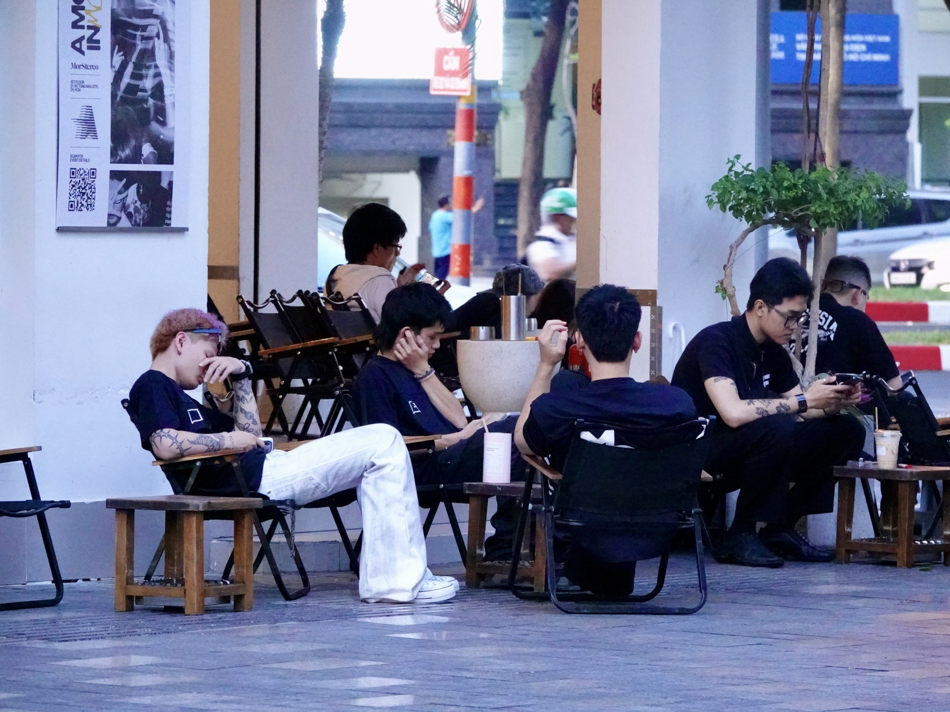 Ngày thứ 3 kỳ nghỉ lễ: Giới trẻ Sài Gòn đổ về bến Bạch Đằng, quán cà phê ven sông kín chỗ