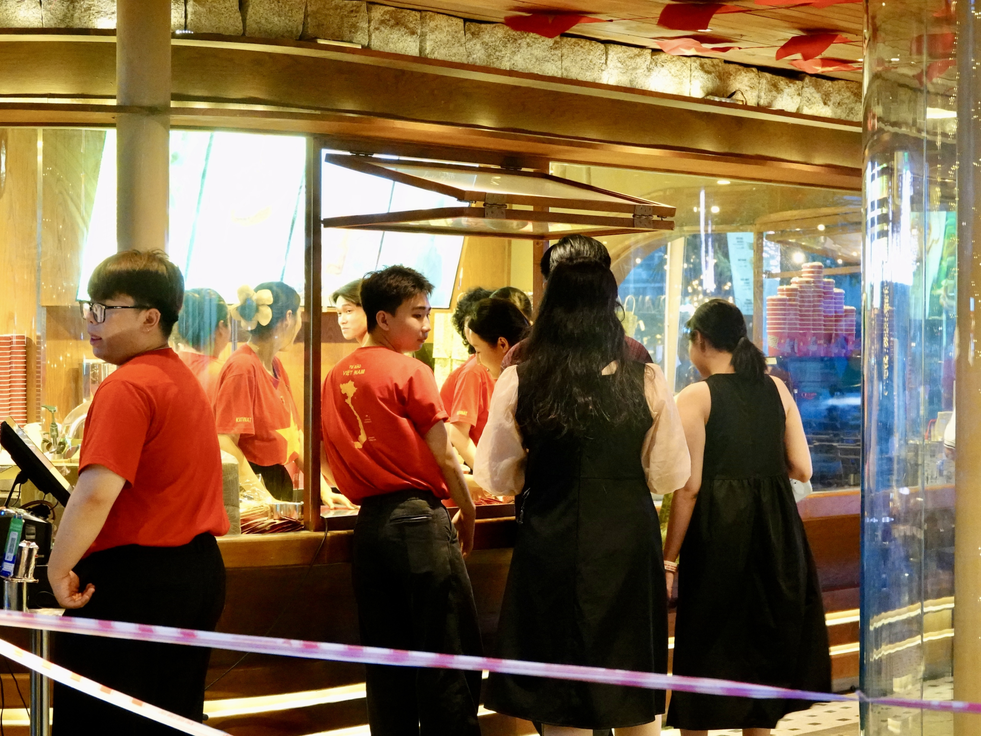 Ngày thứ 3 kỳ nghỉ lễ: Giới trẻ Sài Gòn đổ về bến Bạch Đằng, quán cà phê ven sông kín chỗ