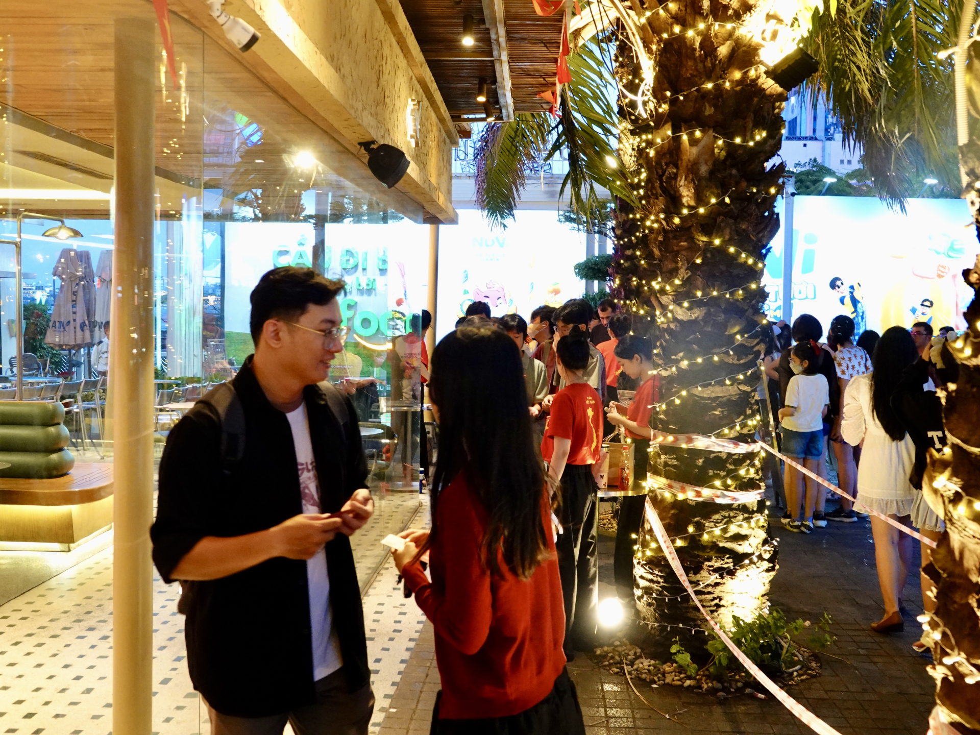 Ngày thứ 3 kỳ nghỉ lễ: Giới trẻ Sài Gòn đổ về bến Bạch Đằng, quán cà phê ven sông kín chỗ