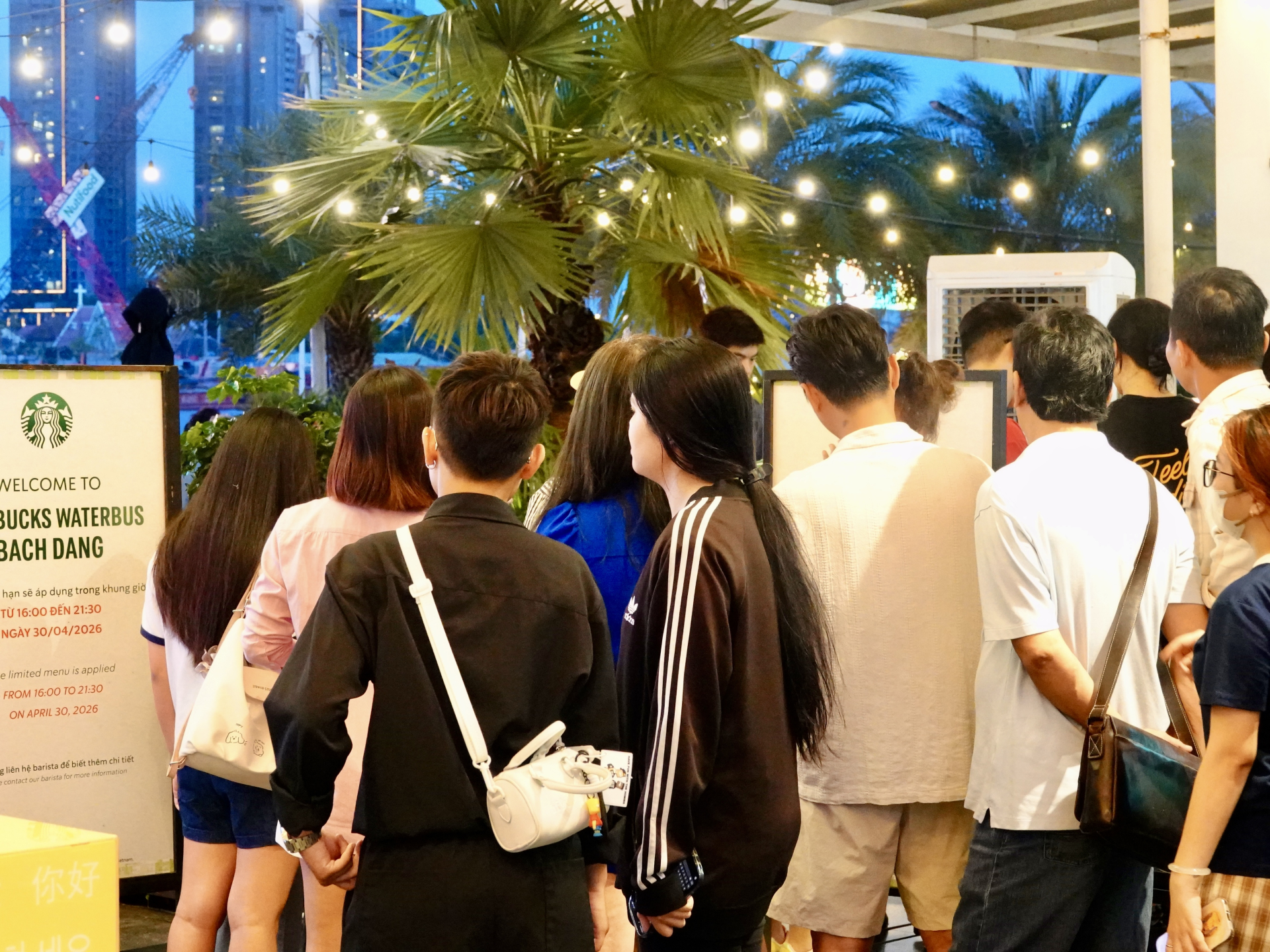 Ngày thứ 3 kỳ nghỉ lễ: Giới trẻ Sài Gòn đổ về bến Bạch Đằng, quán cà phê ven sông kín chỗ