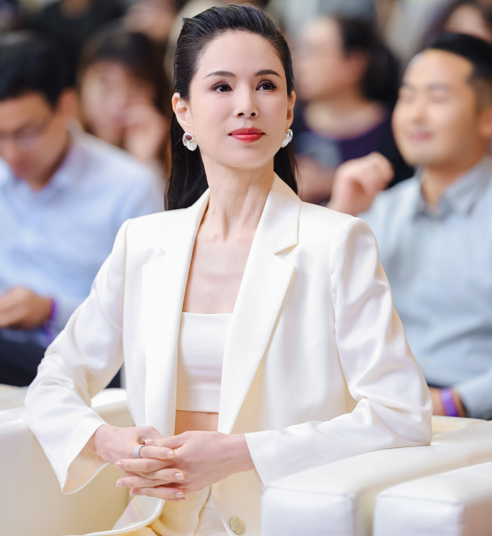 Lý Nhược Đồng từng bị hải quan chặn lại kiểm tra vì trông quá trẻ, không giống như người đã ở ngưỡng 60. Ảnh: Sina.