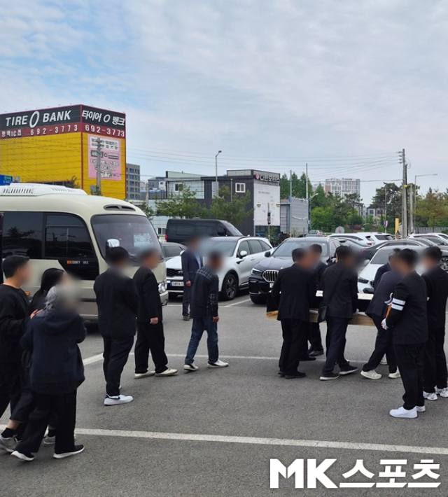 Không khí đau buồn ở lễ tiễn đưa. Ảnh: MK Sports