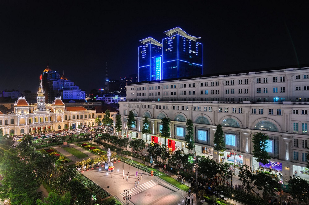 Ngày thứ 3 kỳ nghỉ lễ: Giới trẻ Sài Gòn đổ về bến Bạch Đằng, quán cà phê ven sông kín chỗ