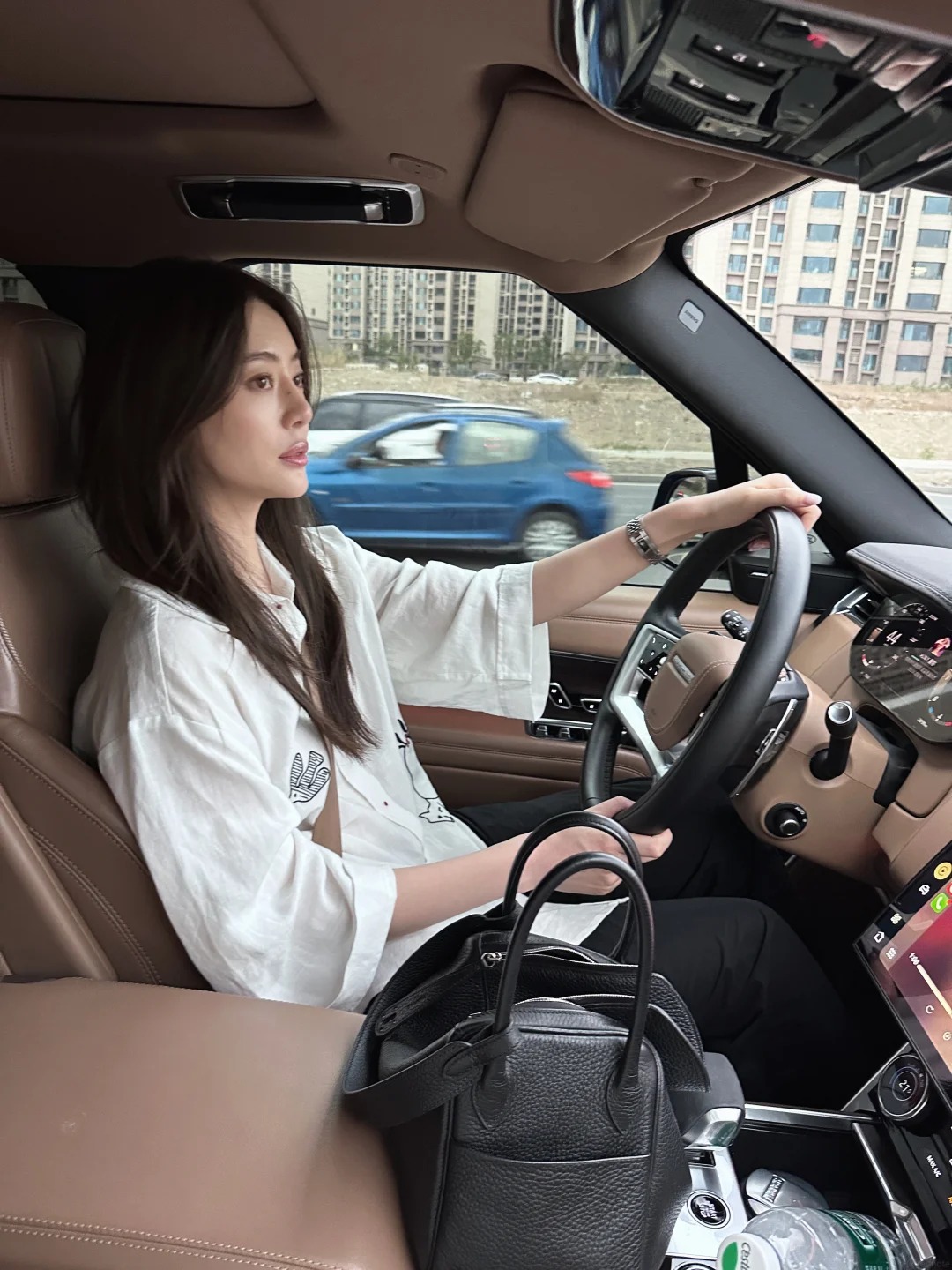Nếu đủ kiên nhẫn chờ kẹt xe, có đủ thời gian đi sớm, về trễ hơn thì lựa chọn đi ô tô cũng phù hợp, tránh nắng, tiện cho cả gia đình. Ảnh minh họa.