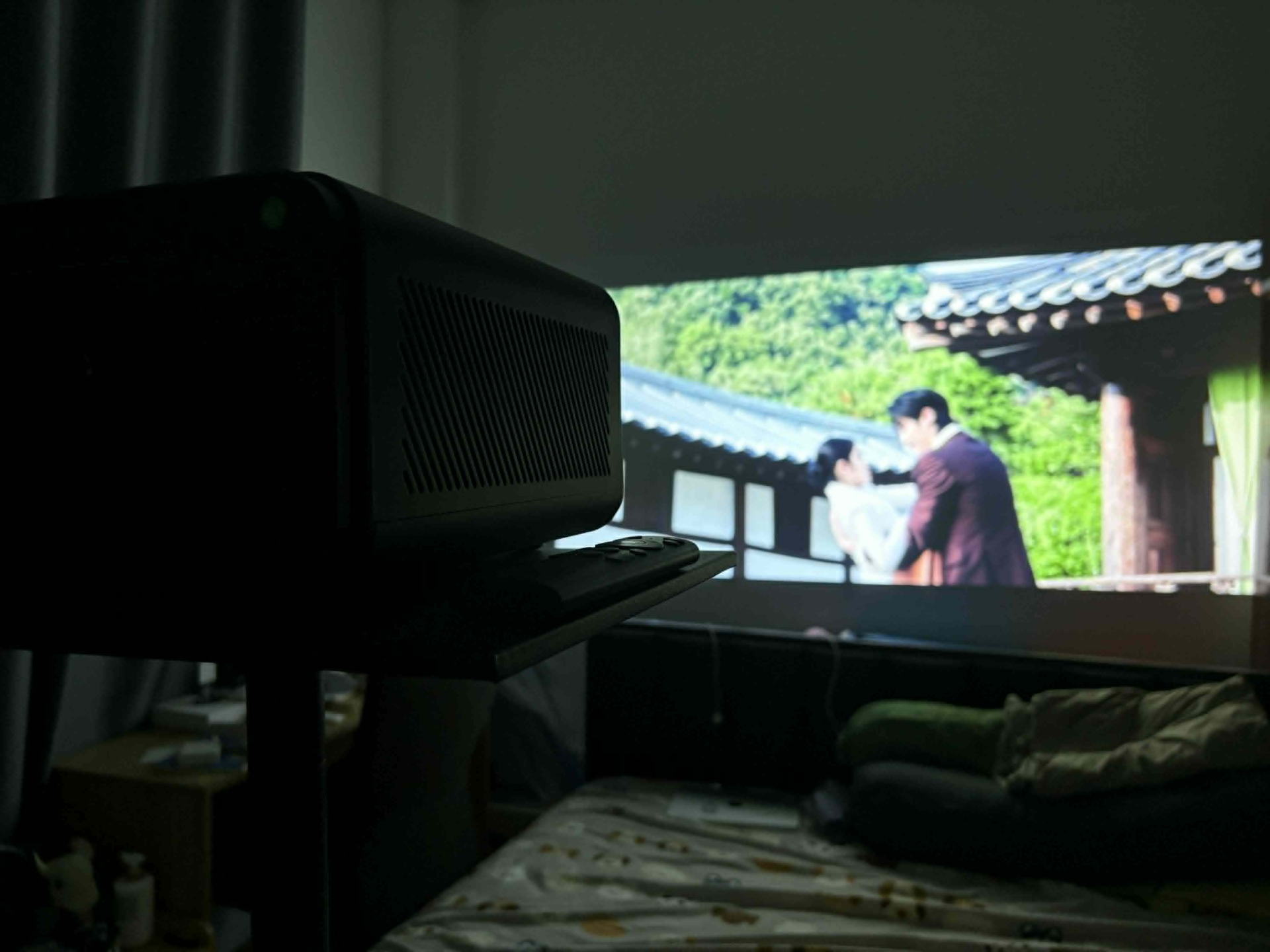 Phương Linh đầu tư mua máy chiếu, một chiếc nệm xịn để nghỉ lễ nằm nhà 