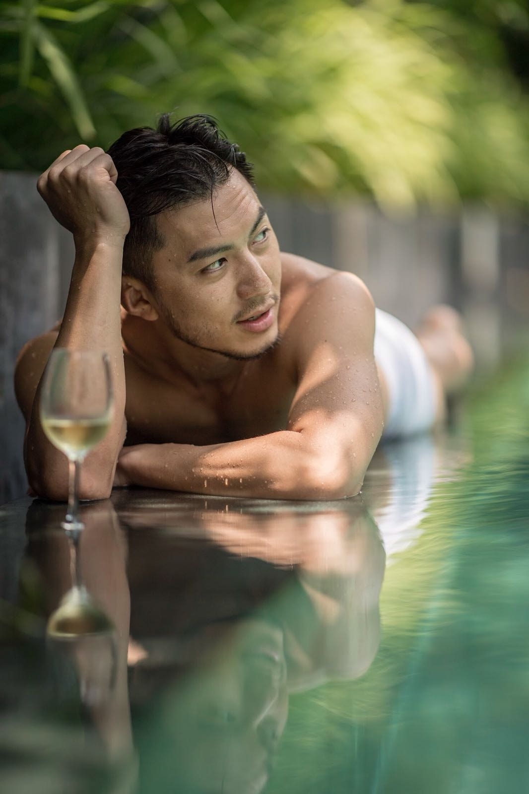 Viên Vỹ Hào là nam thần nổi bật, được đài TVB ra sức lăng xê. Ảnh: Sina, On.