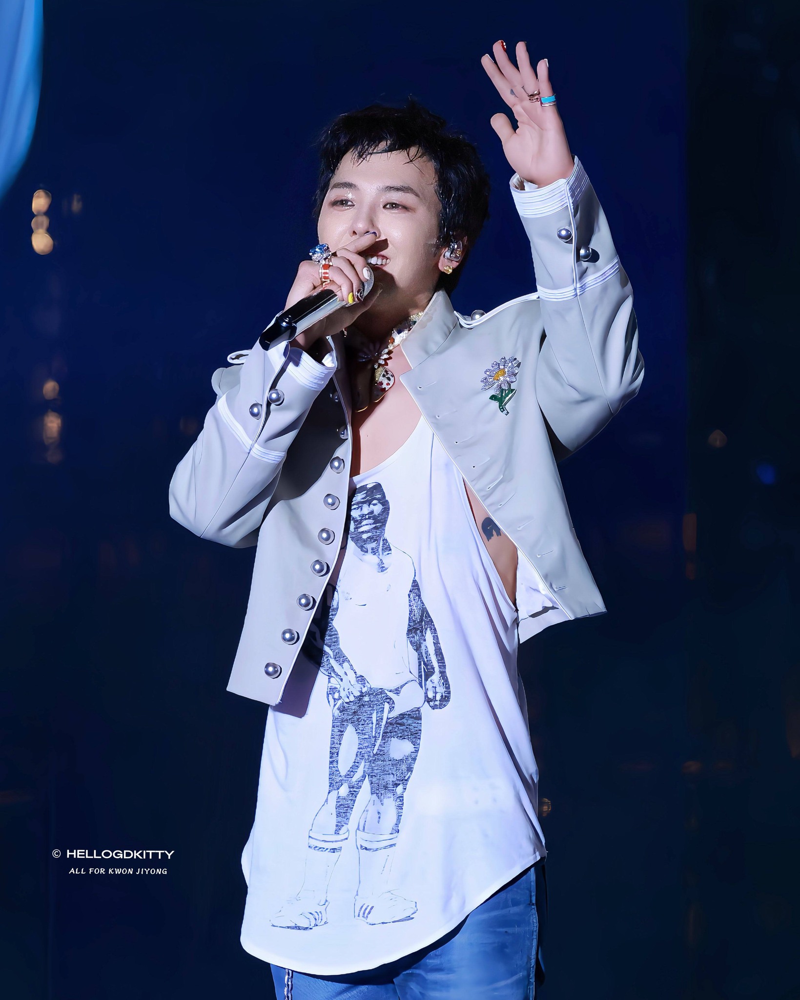 Trang phục G-DRAGON diện tối 2/5/2026