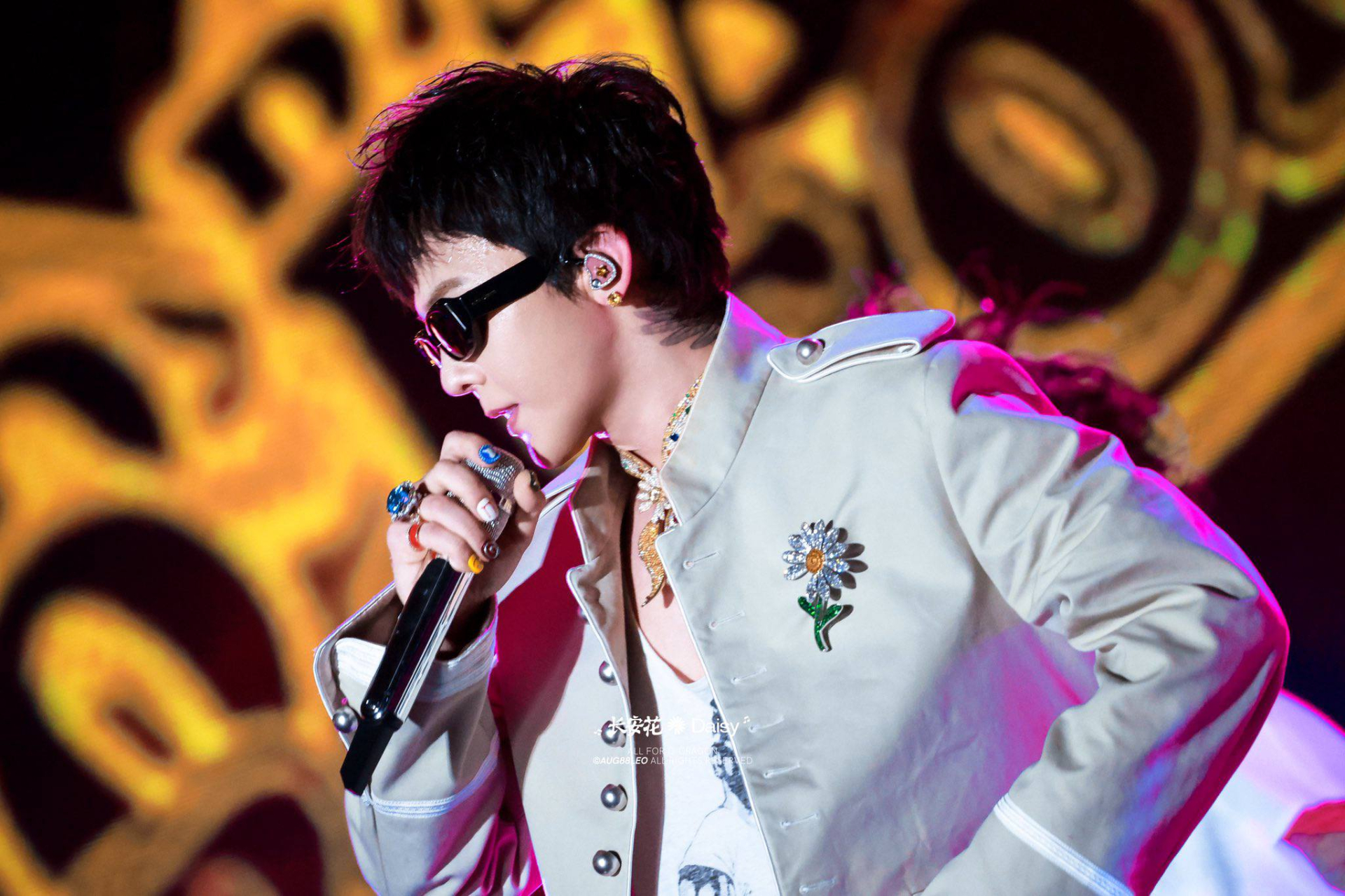 Không chỉ vướng tranh cãi về trang phục, show diễn mới nhất của G-DRAGON tại Macau (Trung Quốc) còn đối diện với nhiều vấn đề liên quan đến khâu tổ chức và an ninh sự kiện