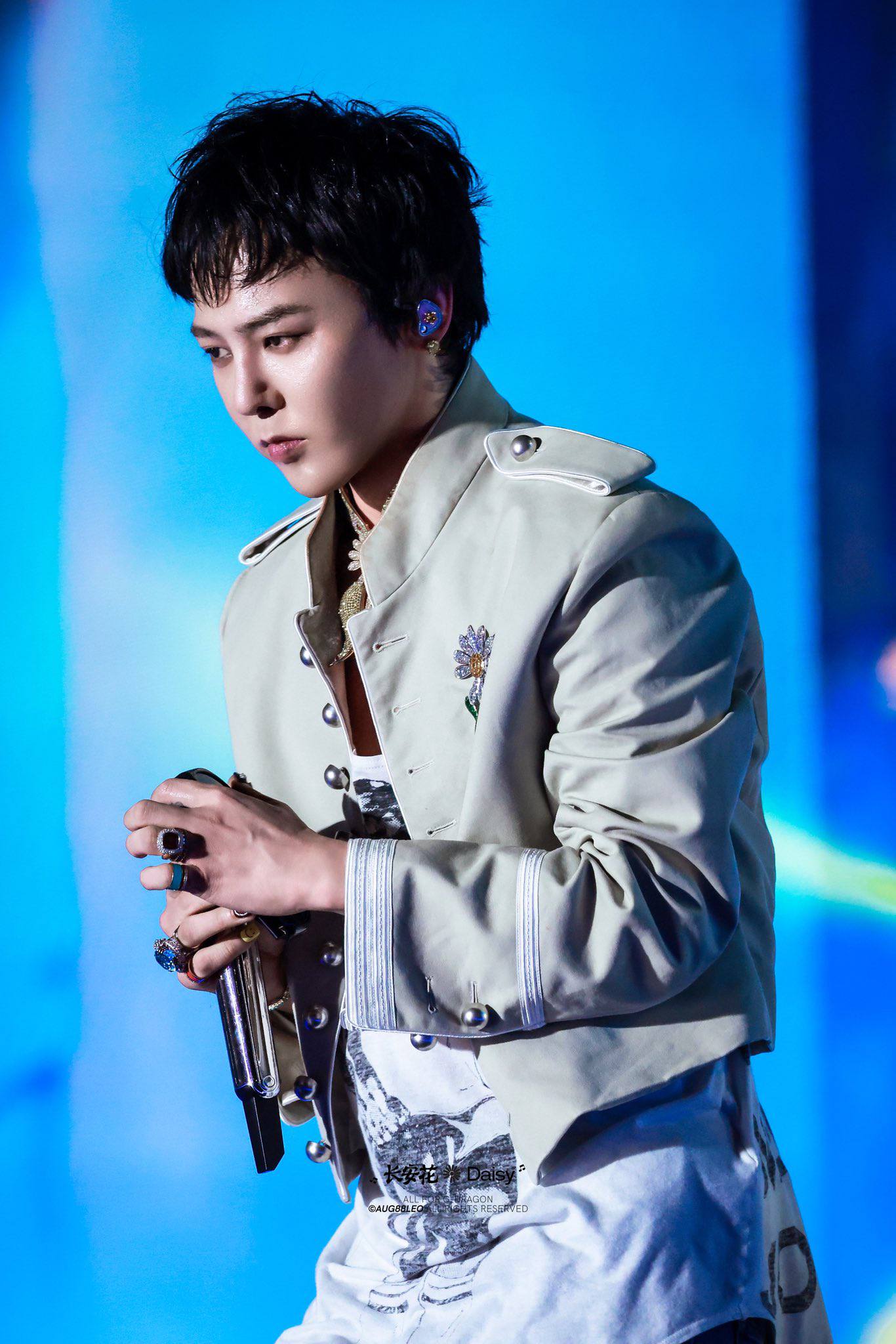 G-DRAGON bị chỉ trích vì trang phục, công ty lên tiếng nhận lỗi