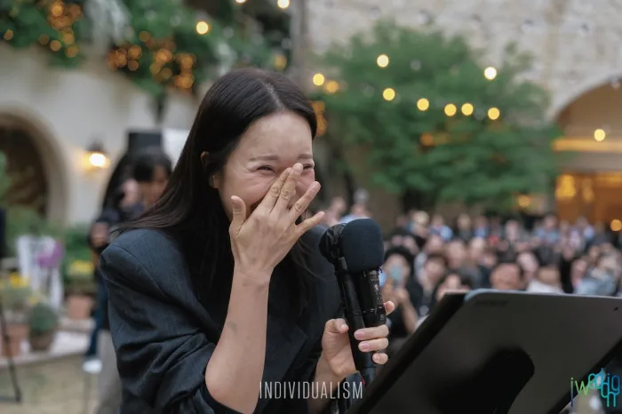 “Nữ hoàng nhạc phim” Baek Ji Young không cầm nổi được những dòng nước mắt xúc động khi chứng kiến hạnh phúc của cô dâu chú rể. Ảnh: Newsen