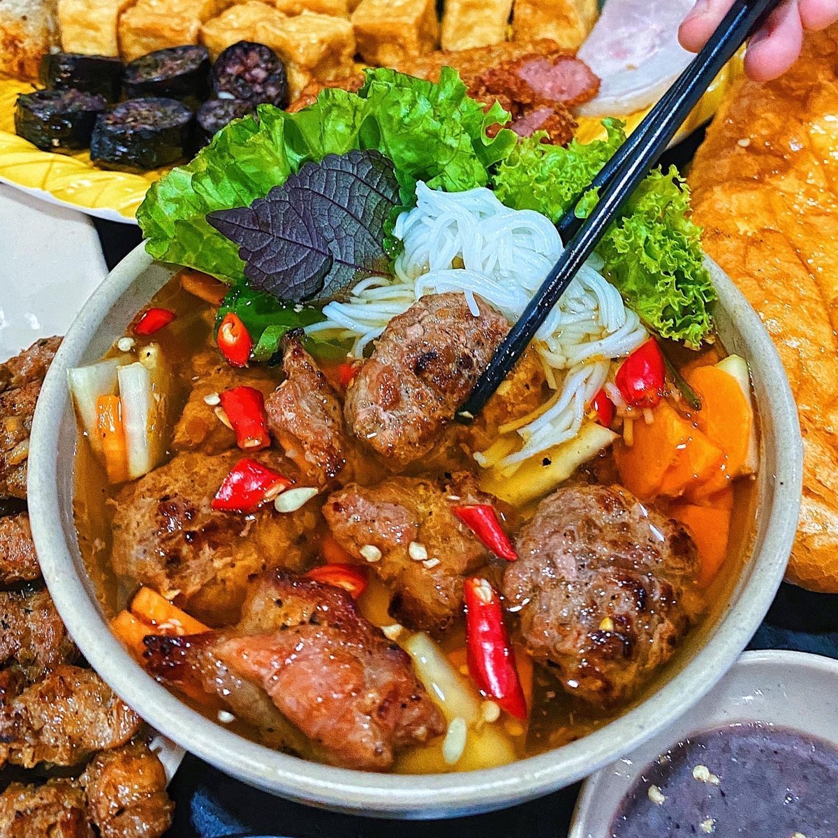 Nữ du khách Pháp lạy chủ quán sau khi ăn được món quá ngon ở Hà Nội