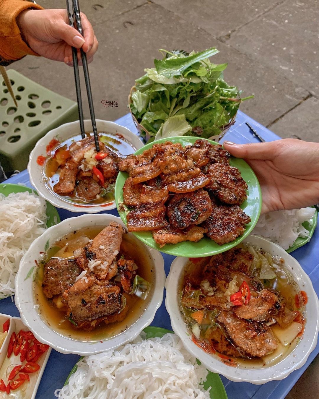 Nữ du khách Pháp lạy chủ quán sau khi ăn được món quá ngon ở Hà Nội