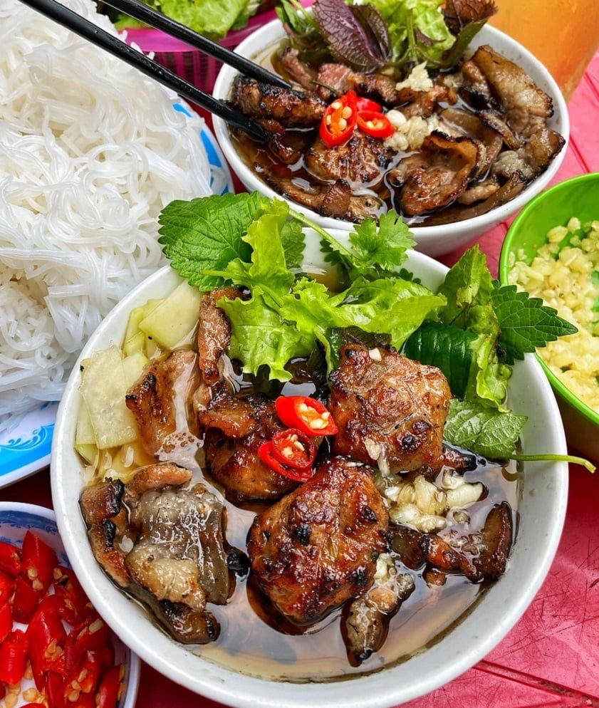 Nữ du khách Pháp lạy chủ quán sau khi ăn được món quá ngon ở Hà Nội