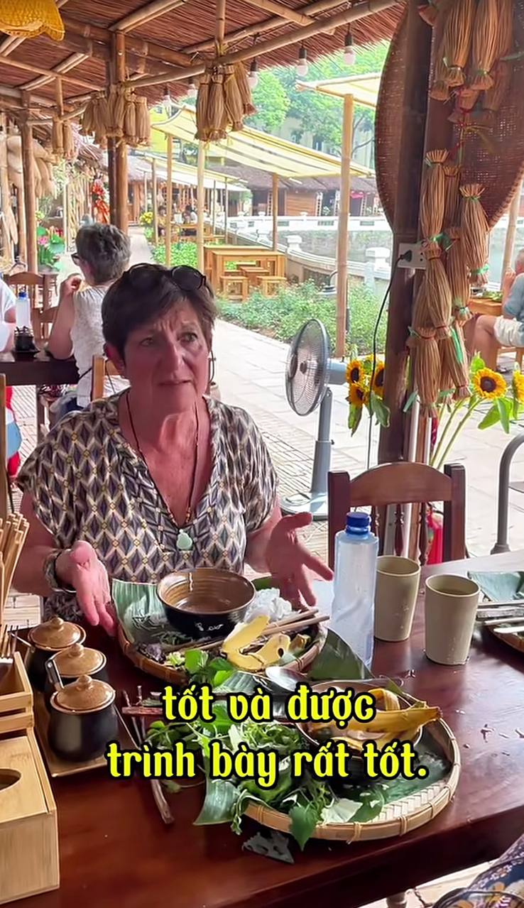 Nữ du khách Pháp lạy chủ quán sau khi ăn được món quá ngon ở Hà Nội
