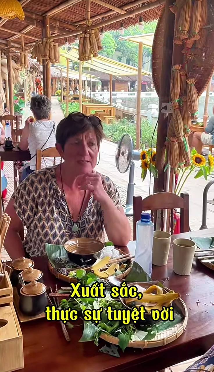 Nữ du khách Pháp lạy chủ quán sau khi ăn được món quá ngon ở Hà Nội