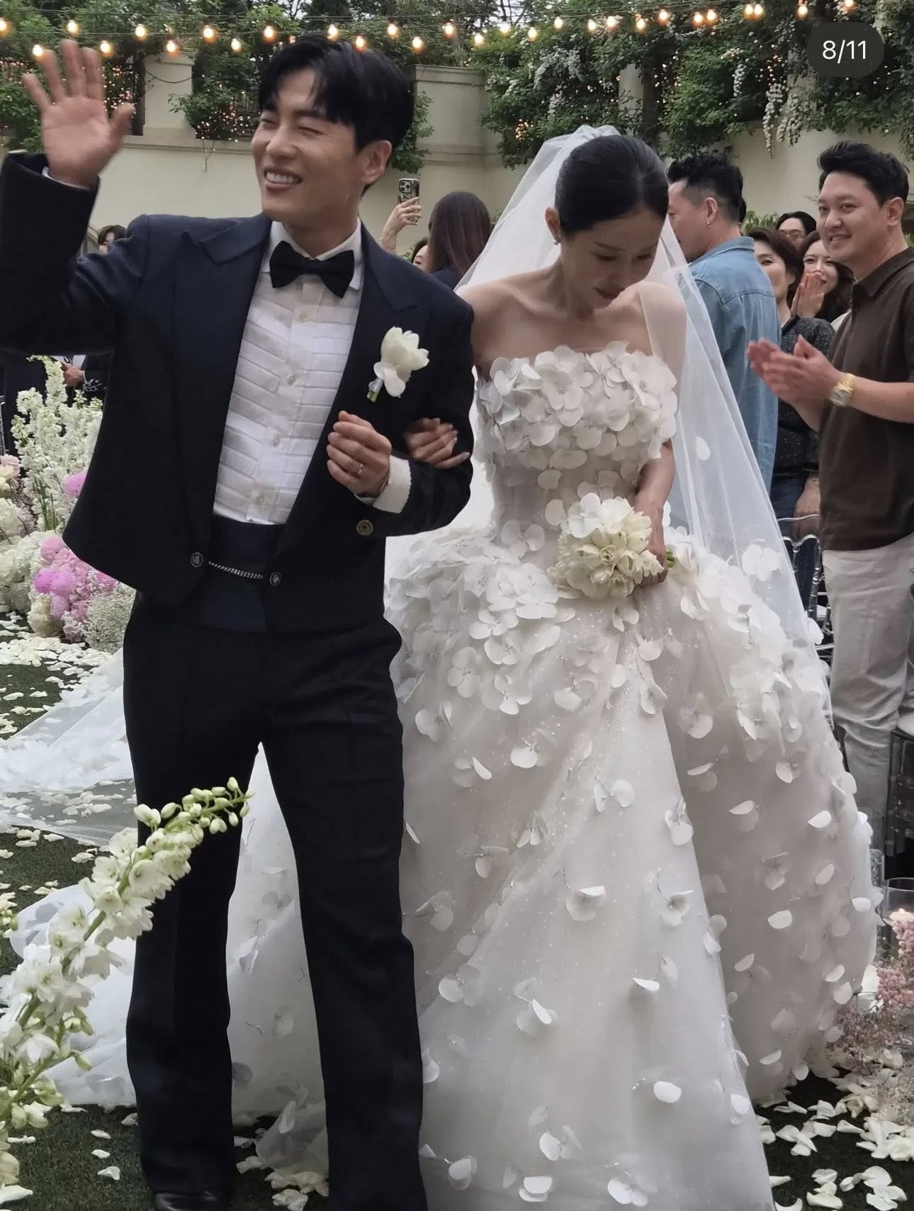 Shinji khoác tay chú rể MoonOne trong niềm hạnh phúc dâng trào. Ảnh: Naver