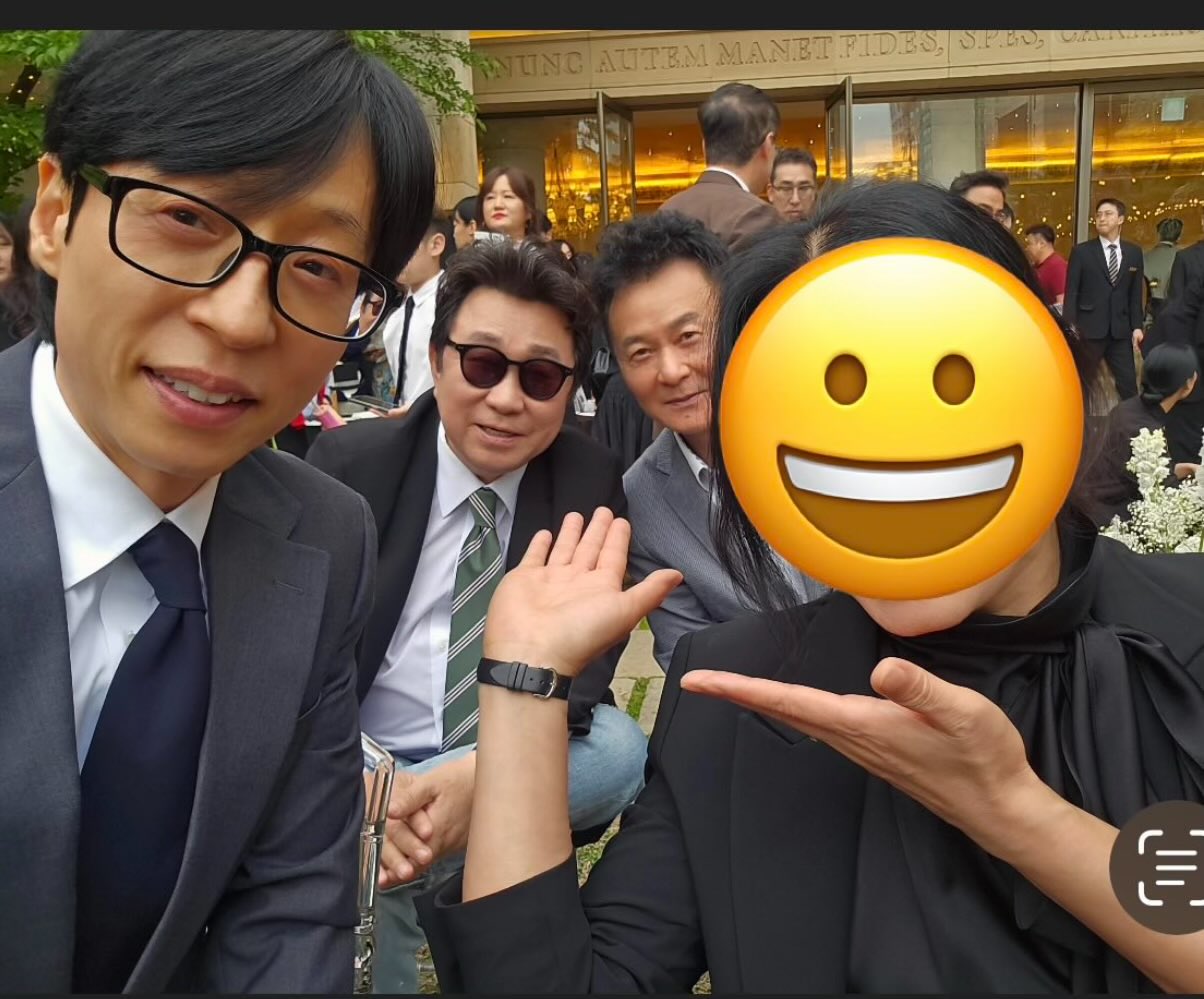 MC quốc dân Yoo Jae Suk thân thiện chụp hình lưu niệm cùng các khách mời. Ảnh: Nate