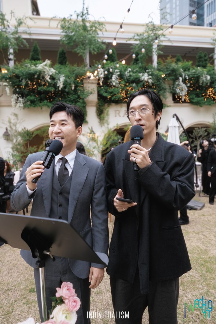 2 thành viên cùng nhóm nhạc Koyote với cô dâu là Kim Jong Min và Bbaekga đã có mặt tại đám cưới từ rất sớm. Ảnh: X