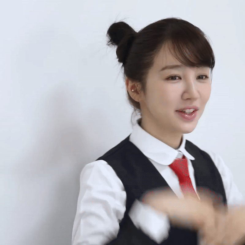 Loạt ảnh Yoon Eun Hye đăng lên trang cá nhân hồi tháng 4/2025 đã thu hút tới hàng trăm ngàn lượt thả tim sau thời gian cực ngắn. Ai cũng khen nữ diễn viên xinh đẹp và trẻ trung đến khó tin. Có thể nói, thời gian dường như đã bỏ quên nữ ngôi sao sinh năm 1984. Ảnh: IGNV