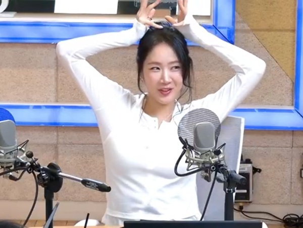 Soyou chia sẻ về chuyện giảm cân trên sóng radio. Ảnh: Koreaboo