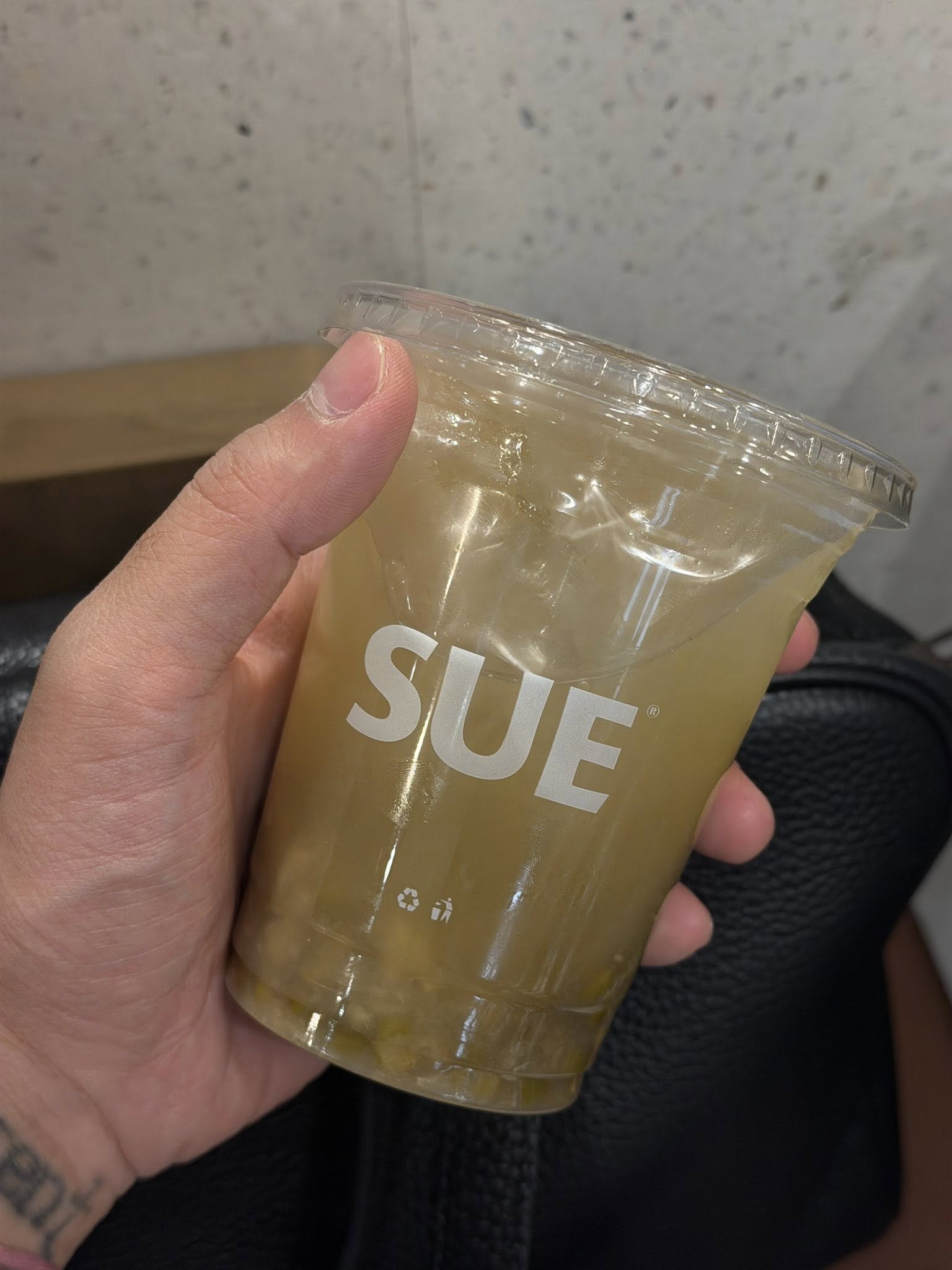SUE được nam stylist đánh giá là đúng nghĩa 1 ly nước đậu bình thường