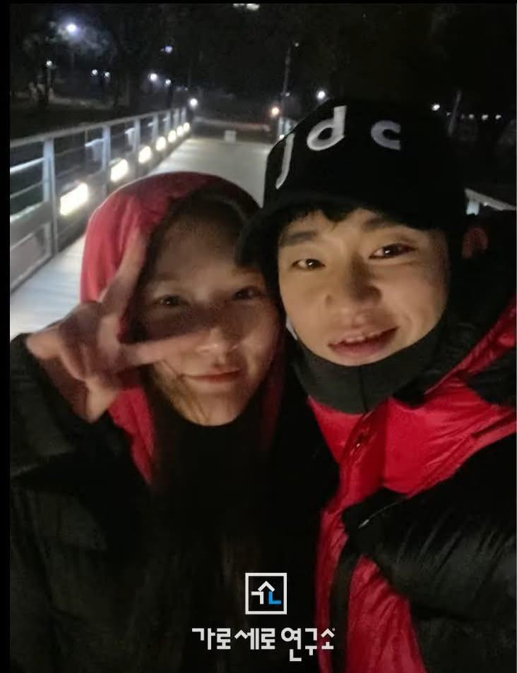 Ồn ào tình ái giữa Kim Soo Hyun và Kim Sae Ron đã khiến báo chí tốn nhiều giấy mực. Ảnh: Nate