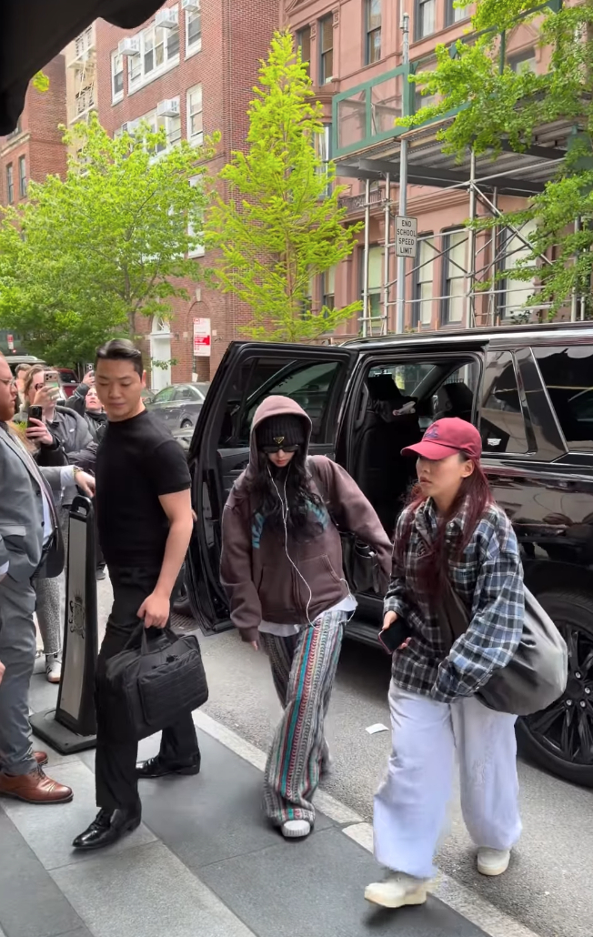 Karina cùng ekip của cô cũng đang có mặt tại New York và sẵn sàng đến với Met Gala vào ngày mai.