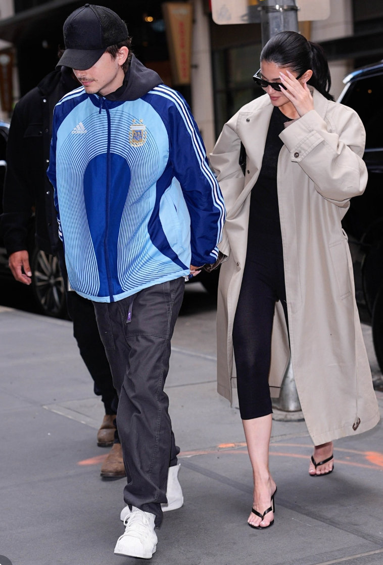 Cặp đôi Kylie Jenner - Timothee Chalamet được team qua đường bắt gặp đang tay trong tay hẹn hò đi xem nhạc kịch Broadway trước giờ G Met Gala. Cả hai đều diện outfit tối giản, thoải mái.