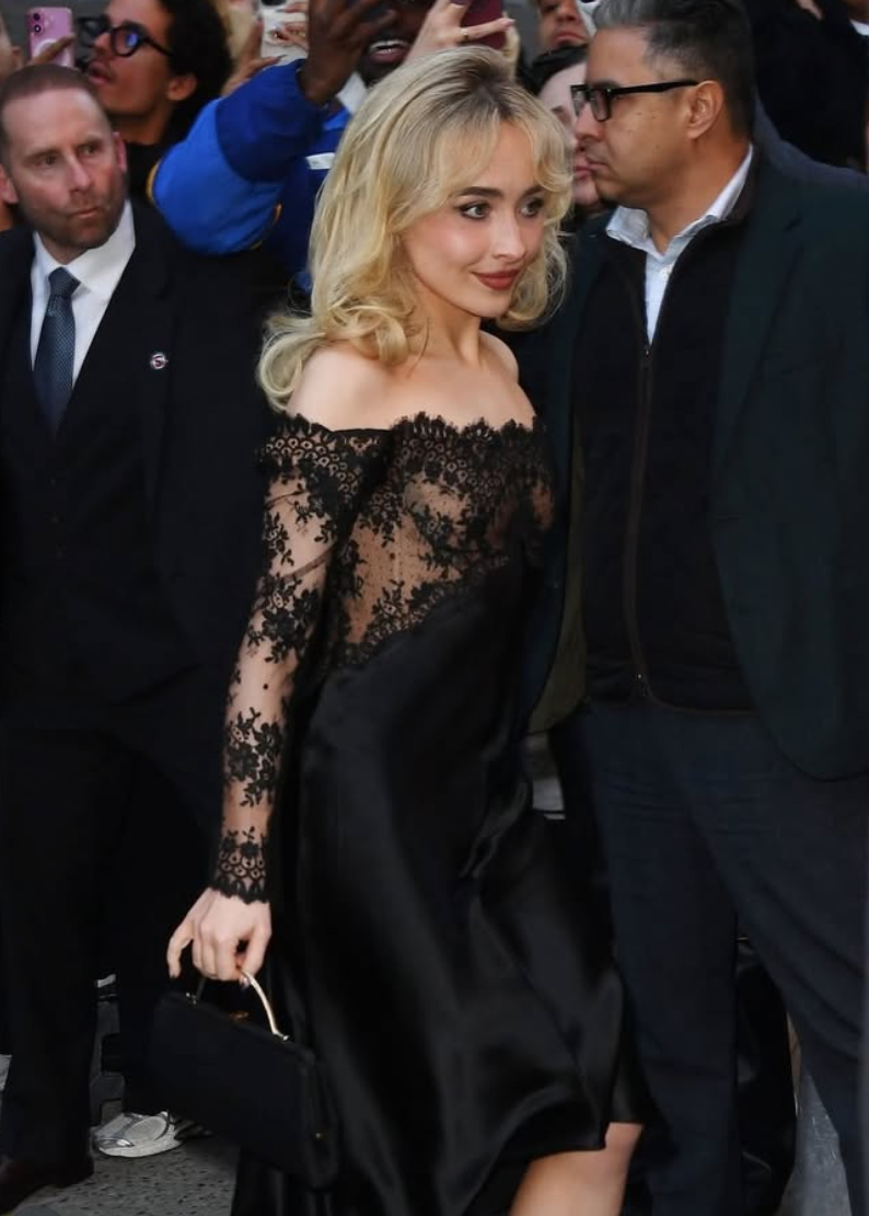   Sabrina Carpenter diện thiết kế váy đen phối ren. Tổng thể outfit vừa mang tinh thần trẻ trung, vừa gợi đến vẻ đẹp Old Hollywood cổ điển vượt thời gian.  