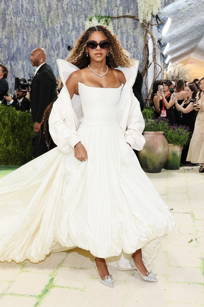 Trong ngày ra mắt Met Gala, Blue Ivy ăn diện sành điệu, cá tính với váy trắng cúp ngực dáng phông, phối áo bomber trắng và đeo kính đen. Ảnh: Getty Images. 