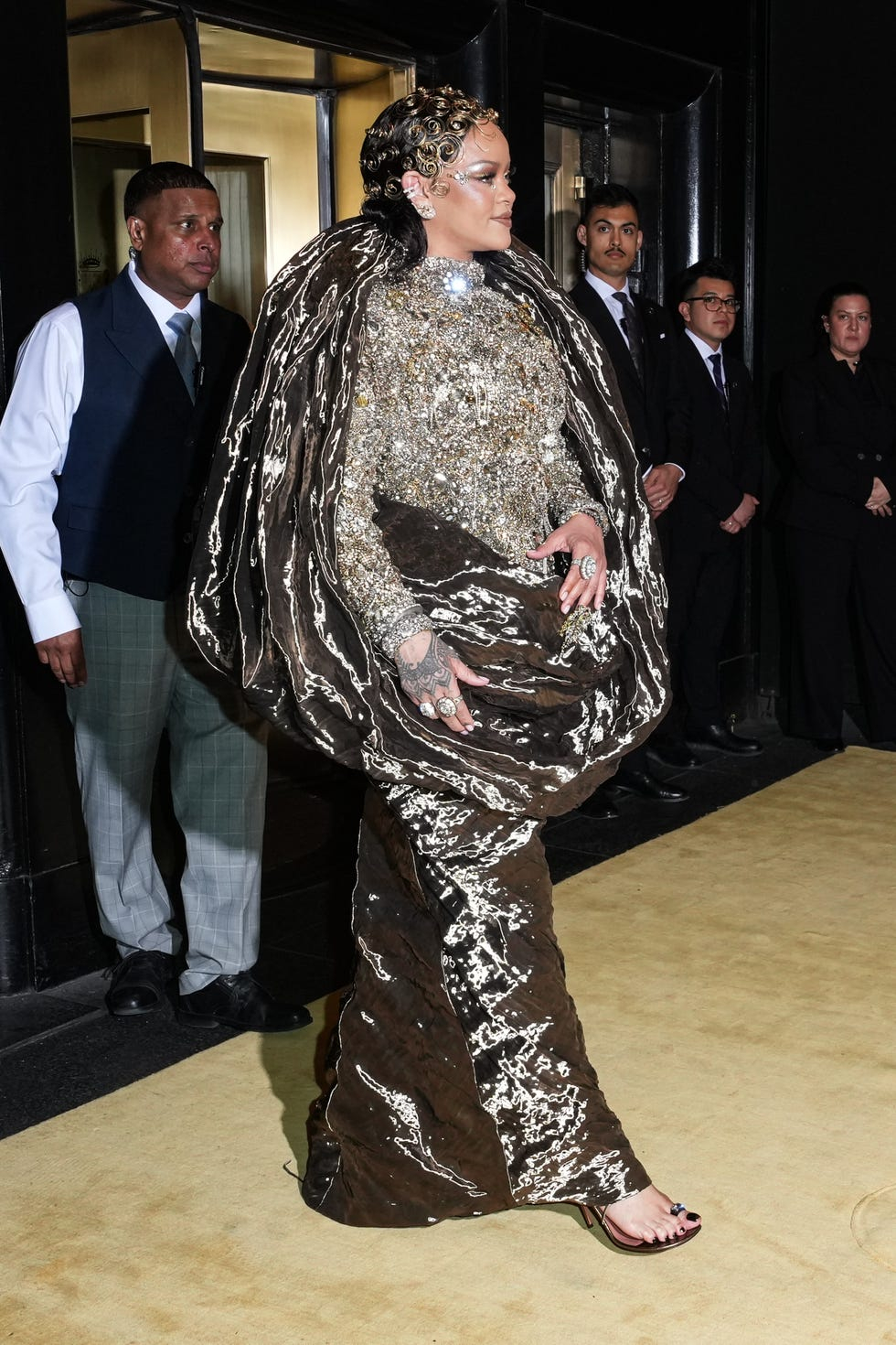 Rihanna rời khách sạn một mình...