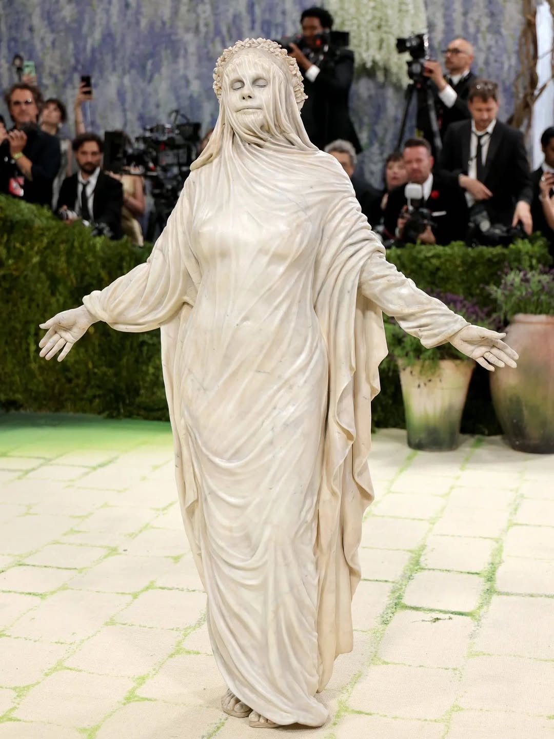 Heidi Klum gây chấn động với màn đổ bộ Met Gala 2026 có thể nói là không ai làm lại. Siêu nữ này đã hóa thân thành 1 bức tượng đá cẩm thạch y như thật trên thảm đỏ. Ảnh: Insagram.