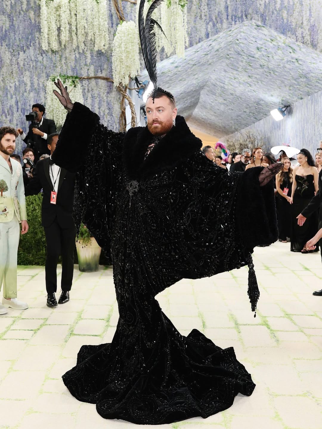 Sam Smith mặc trang phục nữ lồng lộn, hóa trang thành con quạ trên thảm đỏ Met Gala. Ảnh: Instagram. 