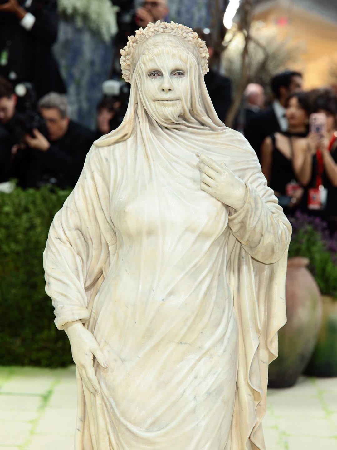 Làm lố đỉnh cao nhất Met Gala 2026: Cardi B mặc dị khó đỡ, Katy Perry biến thành AI vẫn lép vế trước 1 sao nữ hóa tượng như thật