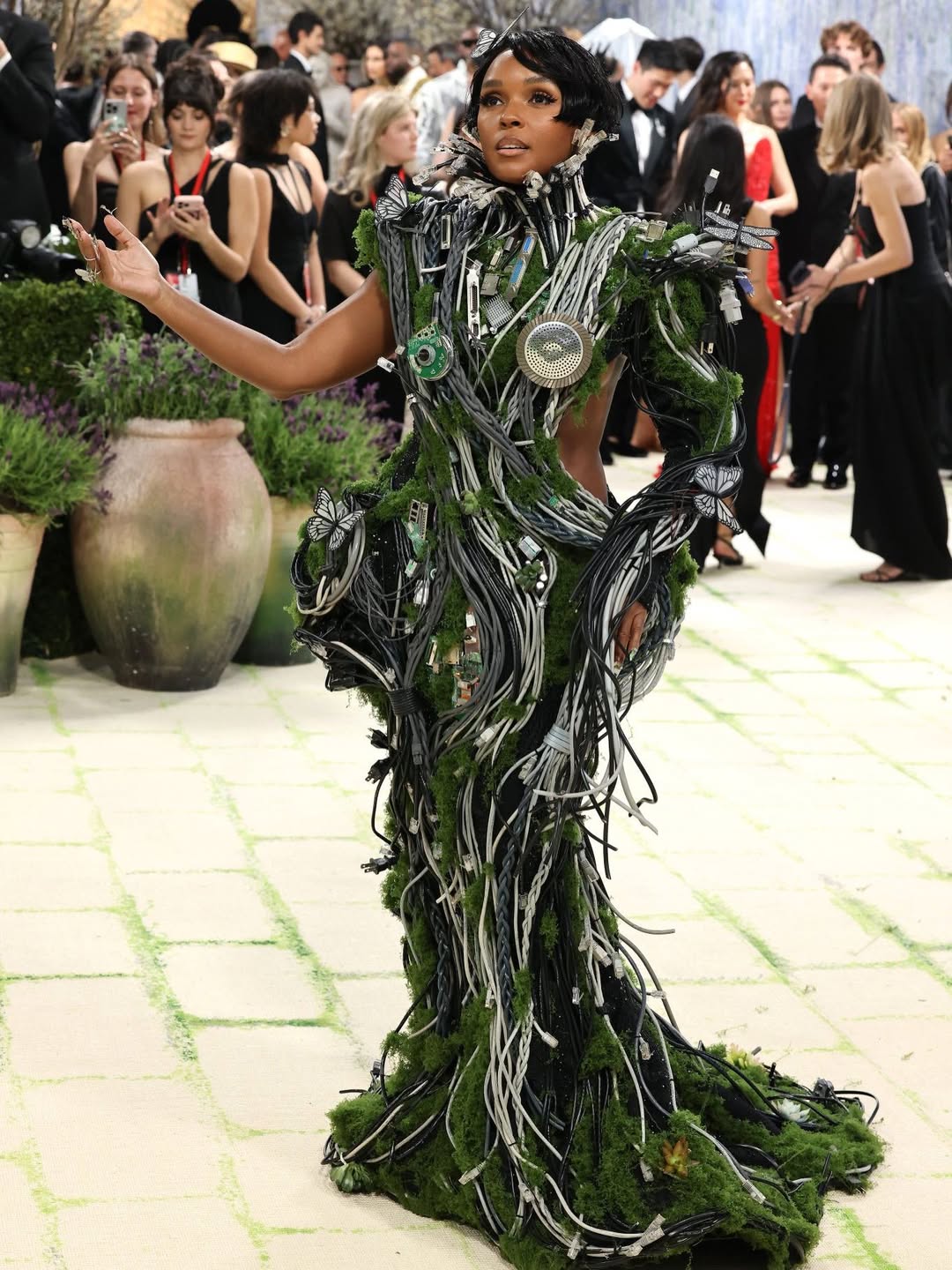 Janelle Monae với bộ váy quấn dây điện, dây cáp kỳ lạ, nhưng cũng không kém phần nghệ thuật, lạ mắt. Ảnh: Instagram.