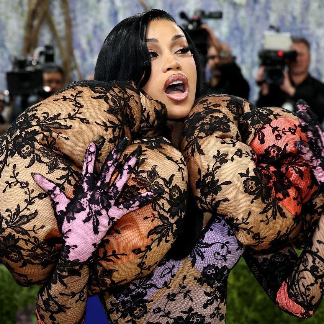 Làm lố đỉnh cao nhất Met Gala 2026: Cardi B mặc dị khó đỡ, Katy Perry biến thành AI vẫn lép vế trước 1 sao nữ hóa tượng như thật