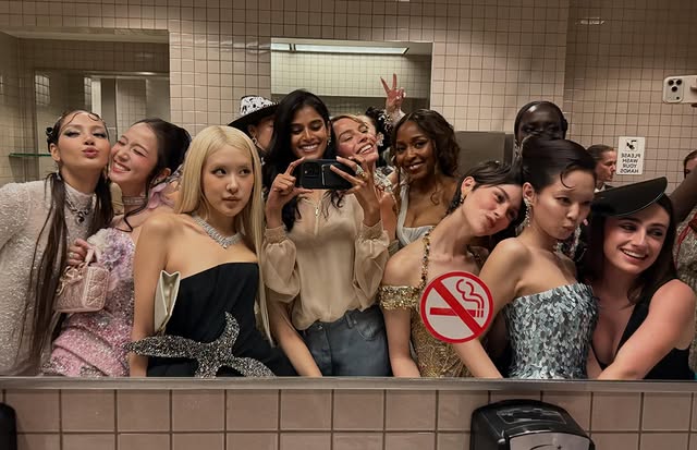 Bức ảnh selfie nhà vệ sinh với BLACKPINK là tâm điểm. Ảnh: Instagram