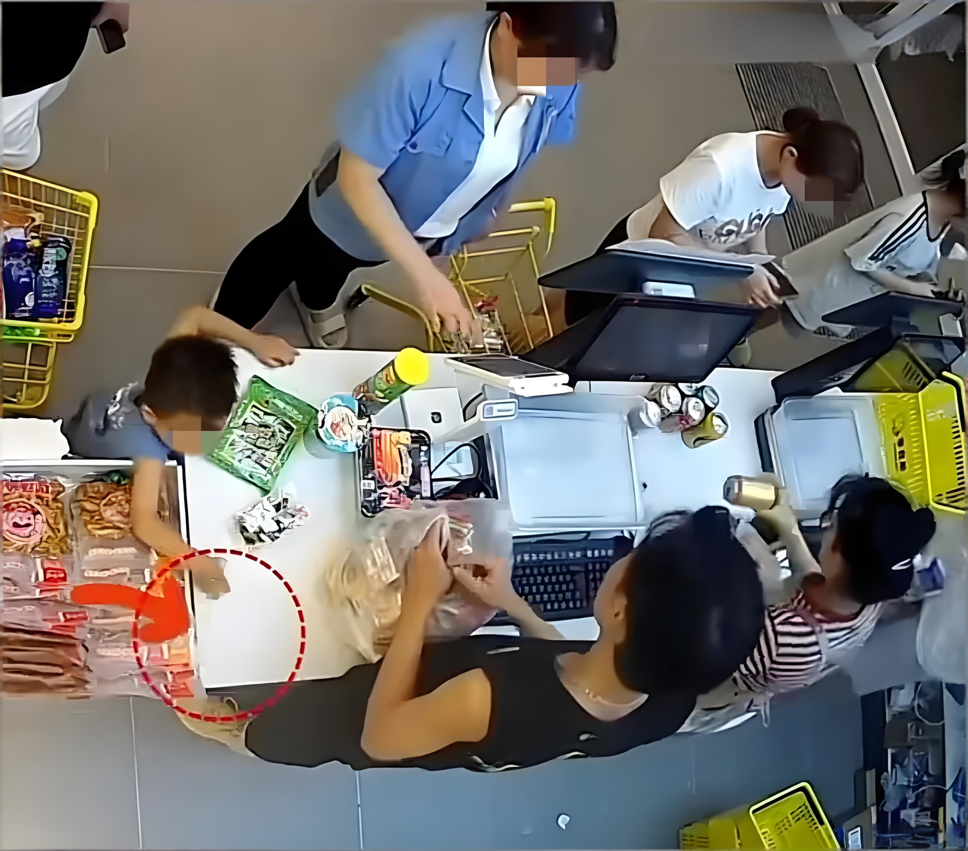 Khoảnh khắc cậu bé tự ý lấy viên kẹo nhưng lại nói dối là được nhân viên tặng, khơi mào cho một cuộc tranh chấp không đáng có