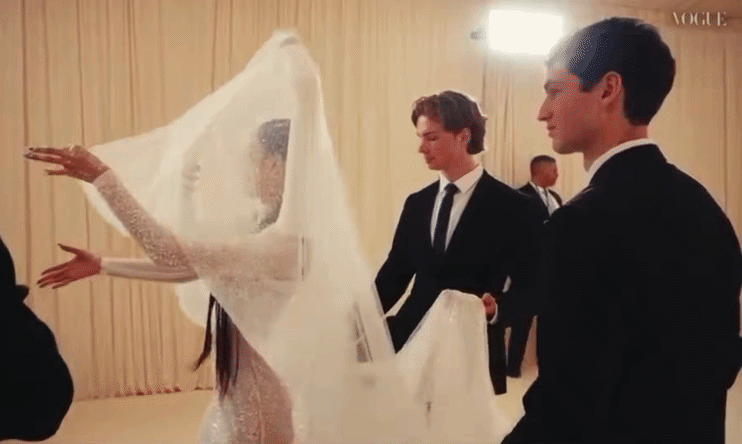 Đâu ai ngờ ở Met Gala: Lisa (BLACKPINK) đụng mặt 'bạn trai tin đồn', chỉ 6 giây tương tác thôi đã đủ gây chú ý