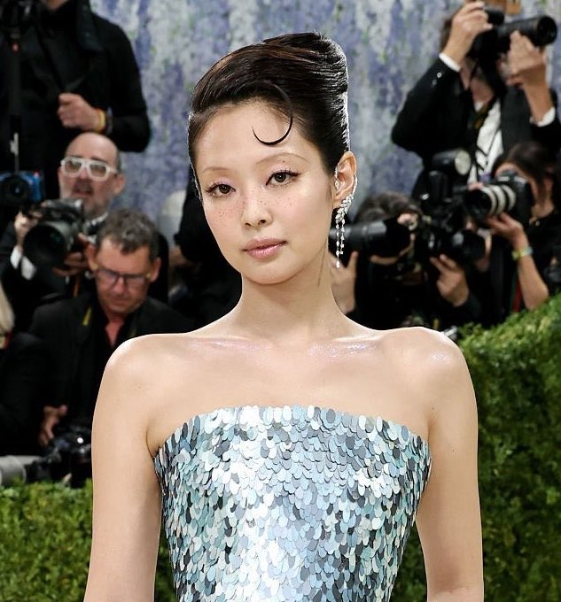 Tuy nhiên lớp trang điểm lại dìm hàng nhan sắc nữ idol. Ảnh: Getty Images