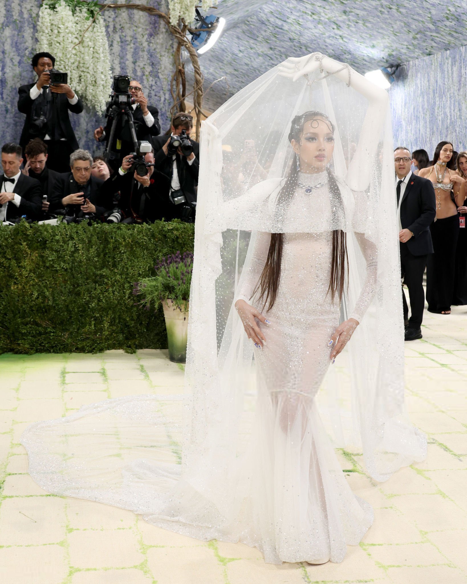 Tạo hình cuối cùng của Lisa ở Met Gala năm nay, và đó không còn là một màn kết hợp với Louis Vuitton.