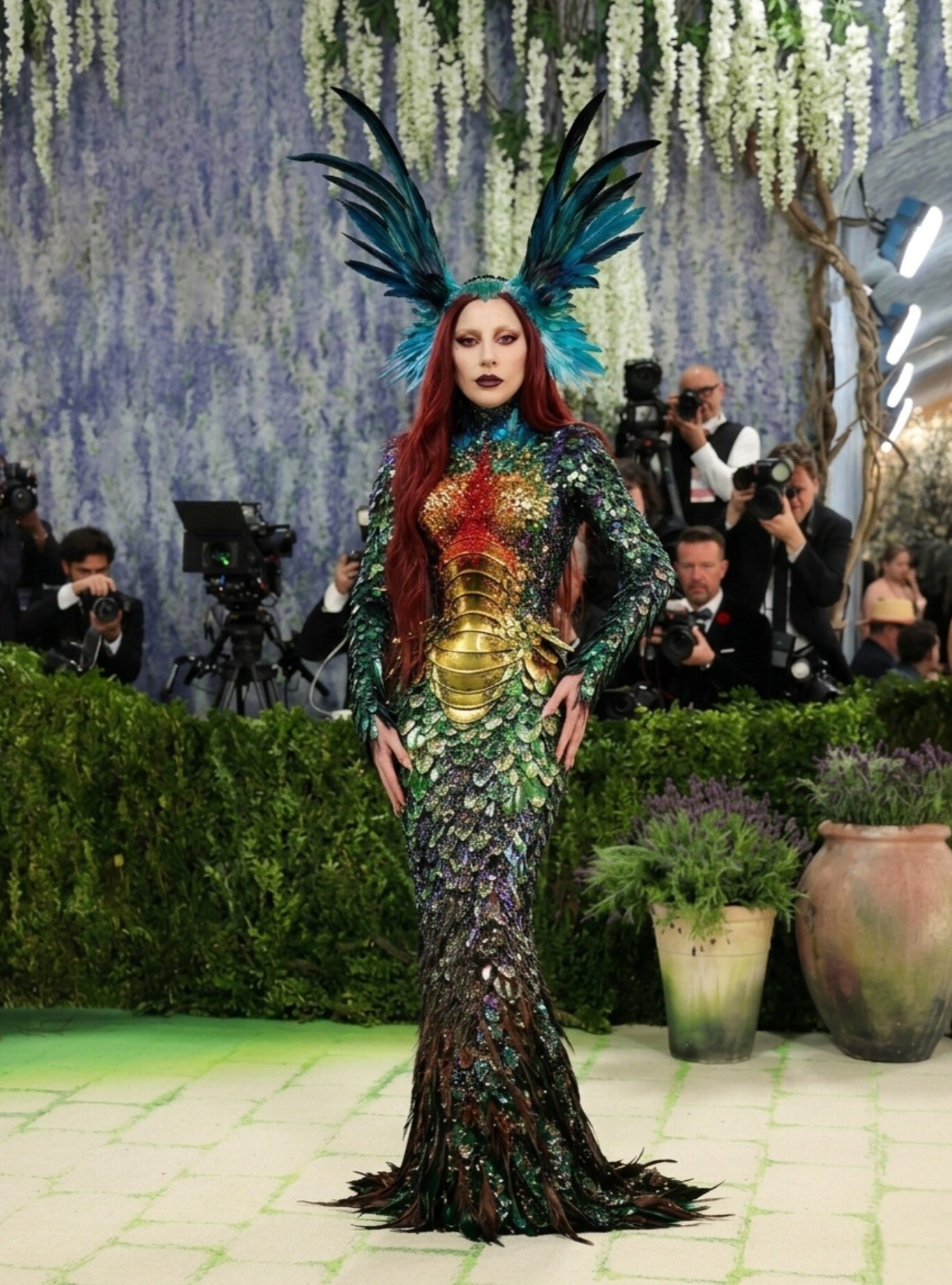 Lady Gaga đến Met Gala năm nay... thông qua màn phù phép của các pháp sư mạng và công cụ AI.