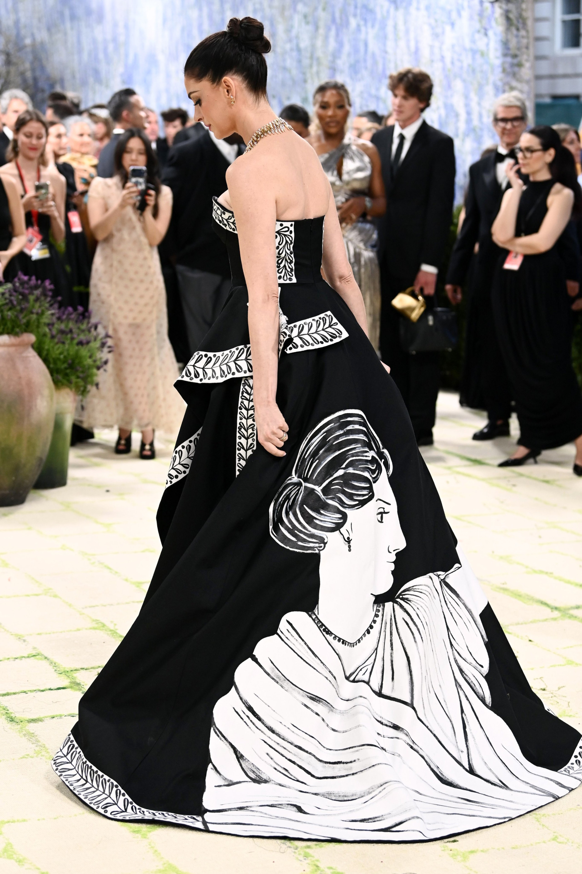 Chiếc váy kín đáo nhưng rất đúng tinh thần khi Andy Sachs có mặt ở Met Gala đời thật.