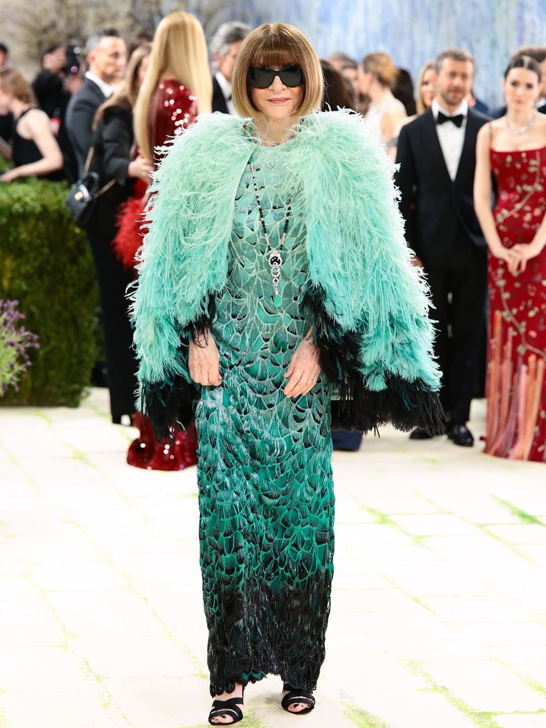 Anna Wintour xuất hiện trên thảm đỏ Met Gala trong bộ váy Chanel. Bà đi cùng các con và tổng biên tập mới của Vogue, Chloe Malle.