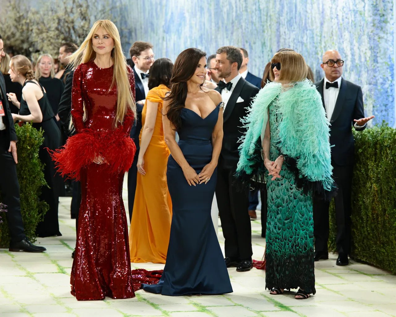 ...nữ tỷ phú đã tạo dáng cùng Anna Wintour và Nicole Kidman trên thảm đỏ trong chiếc váy Schiaparelli lấy cảm hứng từ một tác phẩm nghệ thuật kinh điển.