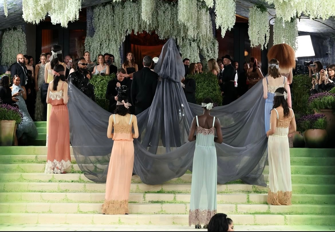 Chứng kiến sự đầu tư của Madonna tại Met Gala năm nay, nhiều khán giả trầm trồ thốt lên: 