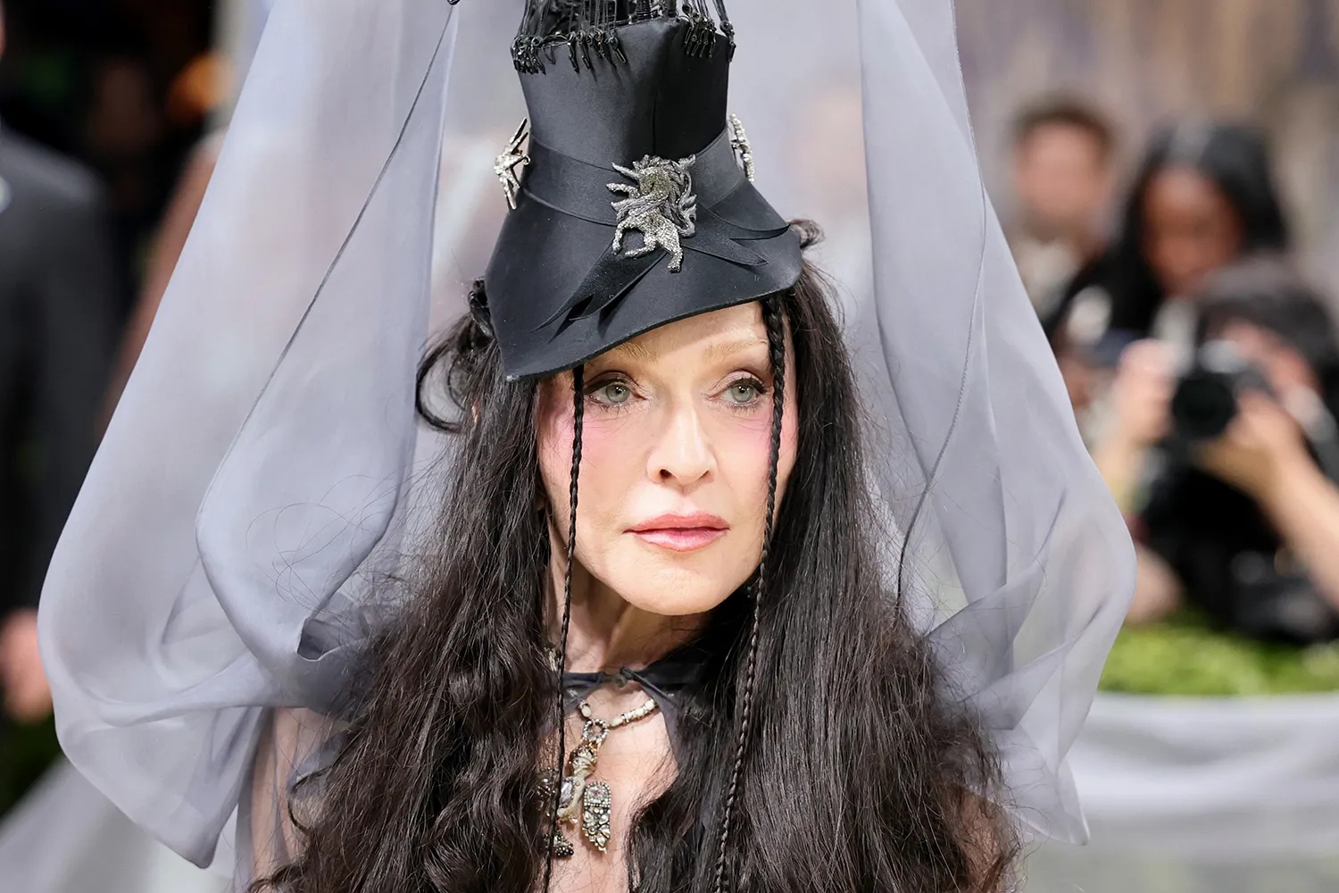 Cả Met Gala phải dạt ra vì 