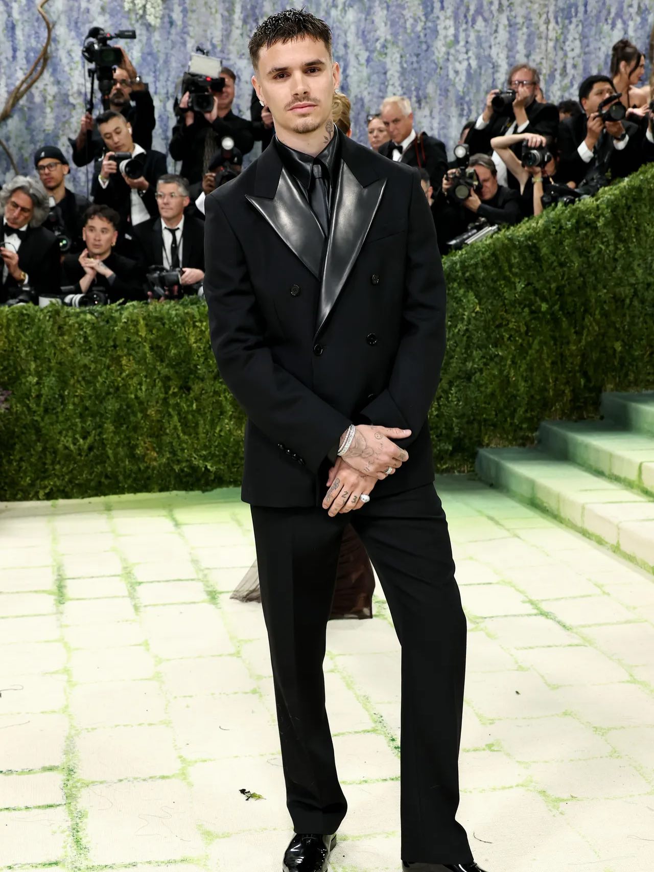 Romeo Beckham giống như phần lớn các sao nam ở bữa tiệc này, luôn lấy sự lịch lãm làm bến đỗ an toàn.