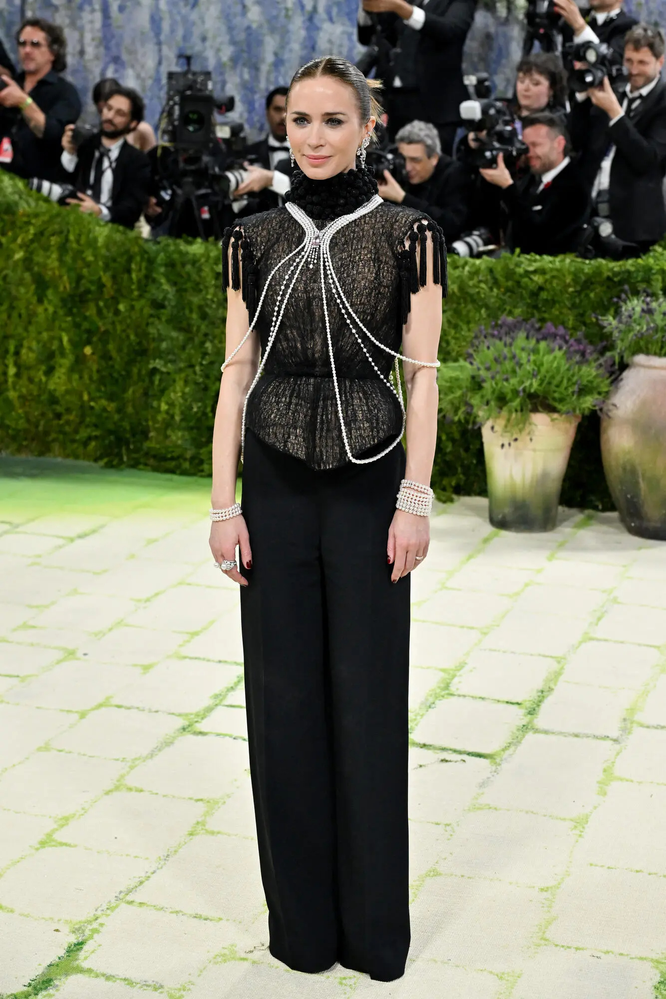 Emily Blunt cũng xuất hiện với bộ váy từ Ashi Studio.